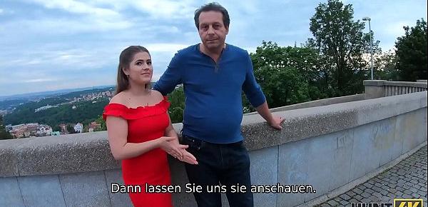 HUNT4K. Böses Mädchen verdient viel Geld mit ihrem sexy Körper vor ihrem armen Vater